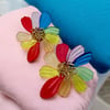 Çok Renkli Akrilik Model Ortası Altın Kaplama Tomurcuk Model Çiçek Küpe En:5 Boy:5 cm