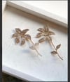 Gold Renk Zirkon Taşlı Sallantılı  Çiçek ıKüpe
