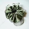 Haki Kenarları Tül  Scrunchie Büyük Boy Simit Toka