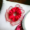 Kadın Kırmızı Renk Kenarları Siyah Tül Detaylı Scrunchie Büyük Boy Simit Toka