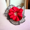 Kadın Kırmızı Renk Kenarları Siyah Tül Detaylı Scrunchie Büyük Boy Simit Toka