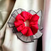 Kadın Kırmızı Renk Kenarları Siyah Tül Detaylı Scrunchie Büyük Boy Simit Toka