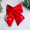 Kadın Kırmızı Renk Keten Kumaş Üzerine Kuyruklu Model Ay Yıldız ve Atatürk Imzalı Klipsli Saç Tokası