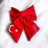 Kadın Kırmızı Renk Keten Kumaş Üzerine Kuyruklu Model Ay Yıldız ve Atatürk Imzalı Klipsli Saç Tokası