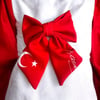 Kadın Kırmızı Renk Keten Kumaş Üzerine Kuyruklu Model Ay Yıldız ve Atatürk Imzalı Klipsli Saç Tokası