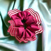 Kadın Koyu Pembe Renk Kenarları Tül Detaylı Şeritli Scrunchie Büyük Boy Simit Toka