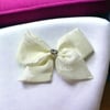 Kadın Krem Renk Kısa Kuyruklu Model Ortası Kristal Taşlı Klipsli Toka