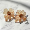 Krem Renk Akrilik Model Ortası Altın Kaplama Tomurcuk Model Çiçek Küpe En:5 Boy:5 cm