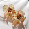 Krem Renk Akrilik Model Ortası Altın Kaplama Tomurcuk Model Çiçek Küpe En:5 Boy:5 cm