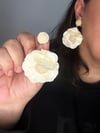 Krem Renk Çiçek Figürlü Kumaş Özellikli Yaz Küpesi, Sallantılı Küpe