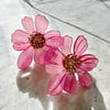 Pembe Renk Akrilik Model Ortası Altın Kaplama Tomurcuk Model Çiçek Küpe En:5 Boy:5 cm