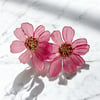 Pembe Renk Akrilik Model Ortası Altın Kaplama Tomurcuk Model Çiçek Küpe En:5 Boy:5 cm