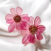Pembe Renk Akrilik Model Ortası Altın Kaplama Tomurcuk Model Çiçek Küpe En:5 Boy:5 cm