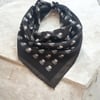 Siyah Renk Kurukafa desenli %100 Koton Bandana
