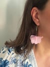 Toz Pembe Akrilik Üst Kısmı Altın Kaplama Yaprak Şık Küpe Uzunluk 7 Cm
