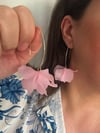 Toz Pembe Akrilik Üst Kısmı Altın Kaplama Yaprak Şık Küpe Uzunluk 7 Cm