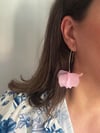Toz Pembe Akrilik Üst Kısmı Altın Kaplama Yaprak Şık Küpe Uzunluk 7 Cm