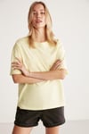 Jemmy Kadın %100 Organik Pamuk Relaxed Fit Yırtmaçlı Yuvarlak Yakalı Açık Sarı T-Shirt