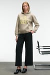 LIORAEN Kadın Baskılı Relaxed Kanguru Cepli Kapüşonlu Taş Rengi Sweatshirt