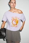 QALY Kadın Kayık Yaka Tek Omuz Kısa Kol Ön Ve Arka Baskı Detaylı Relaxed Lila T-Shirt