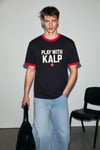 TULGEN Erkek %100 Organik Pamuklu Kontrast Yakalı Dünya Kupasına Özel Baskılı Siyah T-Shirt