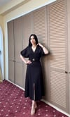3909-KAHVERENGİ OUBLE KUMAŞ KENDİNDEN BROŞ KEMERLİ ELBİSE