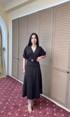 3909-KAHVERENGİ OUBLE KUMAŞ KENDİNDEN BROŞ KEMERLİ ELBİSE
