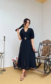 3909-SİYAH DOUBLE KUMAŞ KENDİNDEN BROŞ KEMERLİ ELBİSE