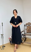 3909-SİYAH DOUBLE KUMAŞ KENDİNDEN BROŞ KEMERLİ ELBİSE
