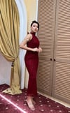 4023-Bordo Halter Yaka Göbek Aksesuar Detaylı Flok Baskı Tül Elbise