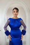 Saks Beyaz Şifon Pelerinli ve Gül Detaylı Balık Abiye