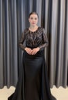 Siyah Desenli Boncuk İşlemeli Uzun Kollu Kuyruğu Saten Abiye Elbise