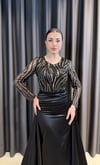 Siyah Desenli Boncuk İşlemeli Uzun Kollu Kuyruğu Saten Abiye Elbise