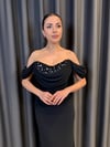 Siyah Düşük Omuz Drape Detaylı Nakış İşlemeli Abiye Elbise