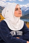Beyaz Kapüşonlu Pratik Bone Eşarp – Şık, Rahat ve Konforlu