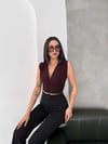 Vatkalı Kolsuz V Yaka Drapeli Crop Bluz Likralı Fit - Kahverengi