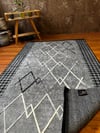 Baklava Desenli Kazayağı Detaylı Saçaklı Makinede Yıkanabilir Dekoratif Gri Renk Kilim