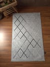 By Özer Halı Baklava Desenli Gri Renk Saçaklı Makinede Yıkanabilir Kilim