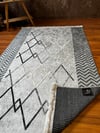 By Özer Halı Baklava Desenli Zikzak Detaylı Gri Renk Saçaklı Makinede Yıkanabilir Kilim