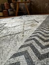 By Özer Halı Baklava Desenli Zikzak Detaylı Gri Renk Saçaklı Makinede Yıkanabilir Kilim