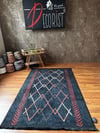 By Özer Halı Baklava Desenli Zikzak Detaylı Siyah Renk Saçaklı Makinede Yıkanabilir Kilim