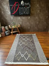 By Özer Halı Decorist Geometrik Baklava Desenli Zikzak Detaylı Gri Renk Kısa Saçaklı Makinede Yıkanabilir Dekoratif Kilim