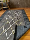 By Özer Halı Decorist Geometrik Baklava Desenli Kazayağı Detaylı Antrasit Renk Kısa Saçaklı Makinede Yıkanabilir Dekoratif Kilim
