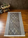 By Özer Halı Decorist Geometrik Baklava Desenli Zikzak Detaylı Gri Renk Kısa Saçaklı Makinede Yıkanabilir Dekoratif Kilim