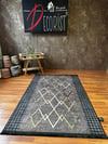 By Özer Halı Decorist Geometrik Baklava Desenli Kazayağı Detaylı Antrasit Renk Kısa Saçaklı Makinede Yıkanabilir Dekoratif Kilim