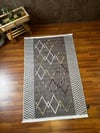 By Özer Halı Decorist Geometrik Baklava Desenli Zikzak Detaylı Gri Renk Kısa Saçaklı Makinede Yıkanabilir Dekoratif Kilim