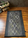 By Özer Halı Decorist Geometrik Baklava Desenli Kazayağı Detaylı Antrasit Renk Kısa Saçaklı Makinede Yıkanabilir Dekoratif Kilim