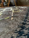 By Özer Halı Decorist Geometrik Baklava Desenli Kazayağı Detaylı Antrasit Renk Kısa Saçaklı Makinede Yıkanabilir Dekoratif Kilim