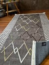 By Özer Halı Decorist Geometrik Baklava Desenli Zikzak Detaylı Gri Renk Kısa Saçaklı Makinede Yıkanabilir Dekoratif Kilim
