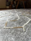 By Özer Halı Geometrik Desenli Gri Gold Renk Geçişli Saçaklı Makinede Yıkanabilir Modern Kilim